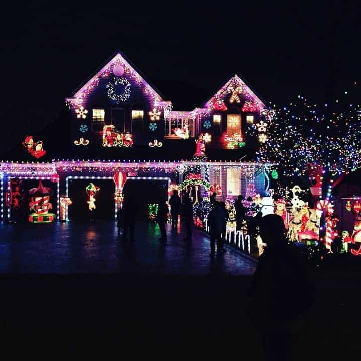 18 super romantic winter date ideas to add a spark into your relationship christmas light tour