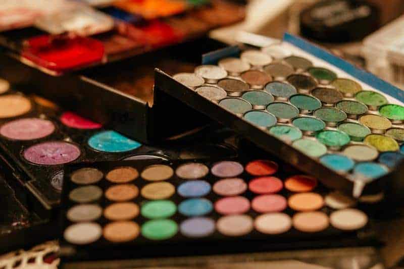 10 top beauty trends for Spring Summer 2018 electric eyeshadow