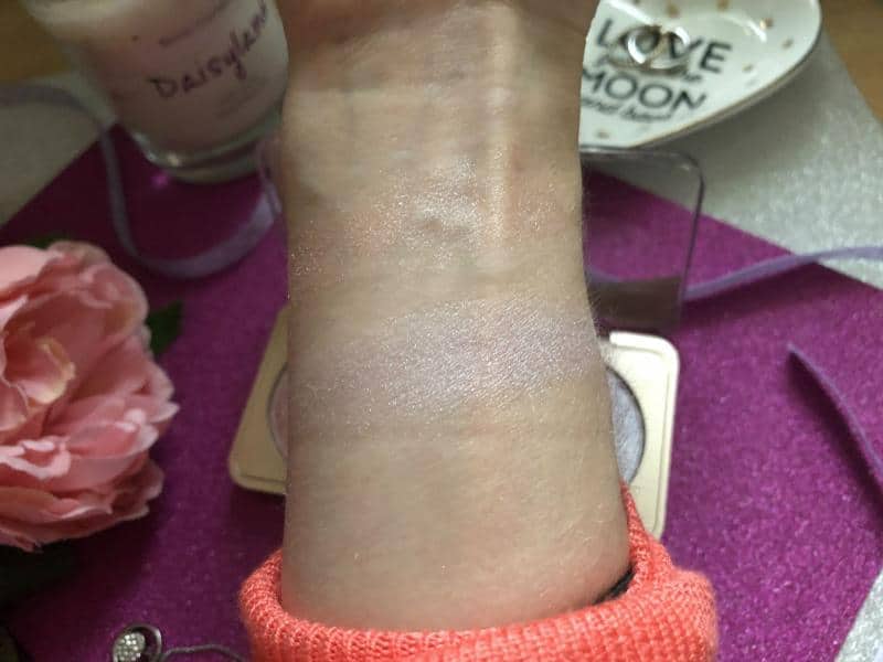 mua luxe light lustre highlighter in lavish swatch