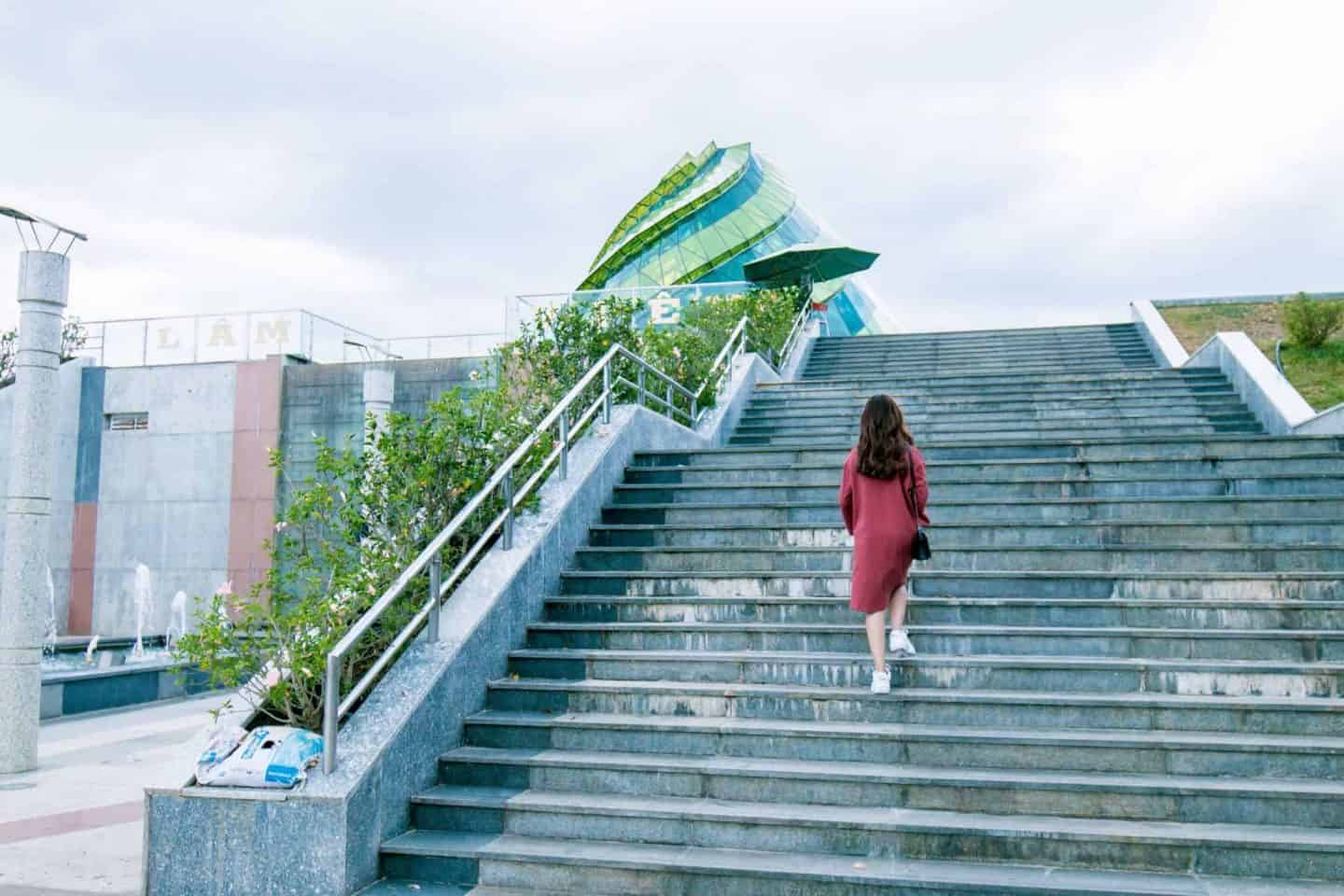 5 ways you can stay active this Winter climb stairs