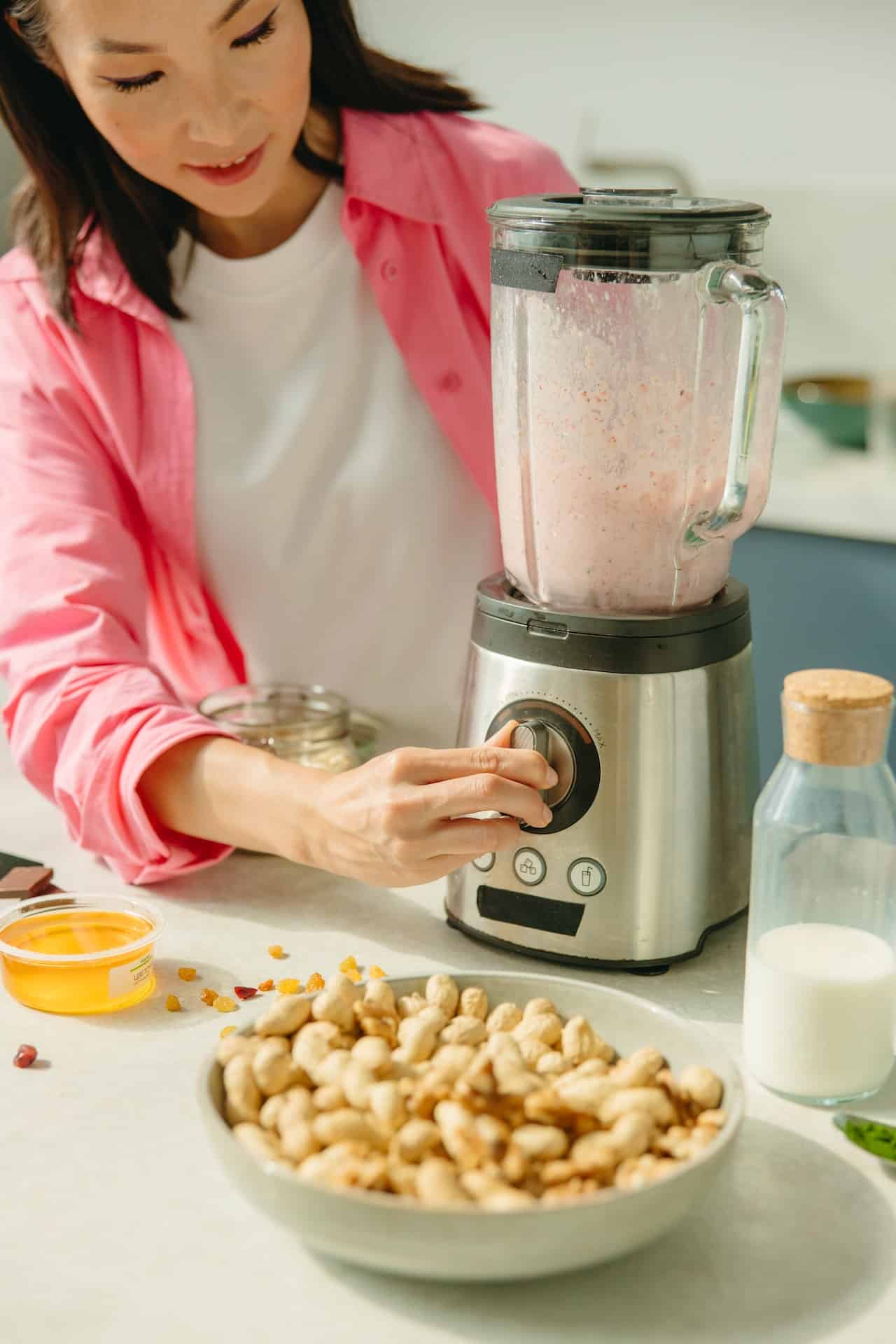 how to create hailey biebers strawberry glaze smoothie