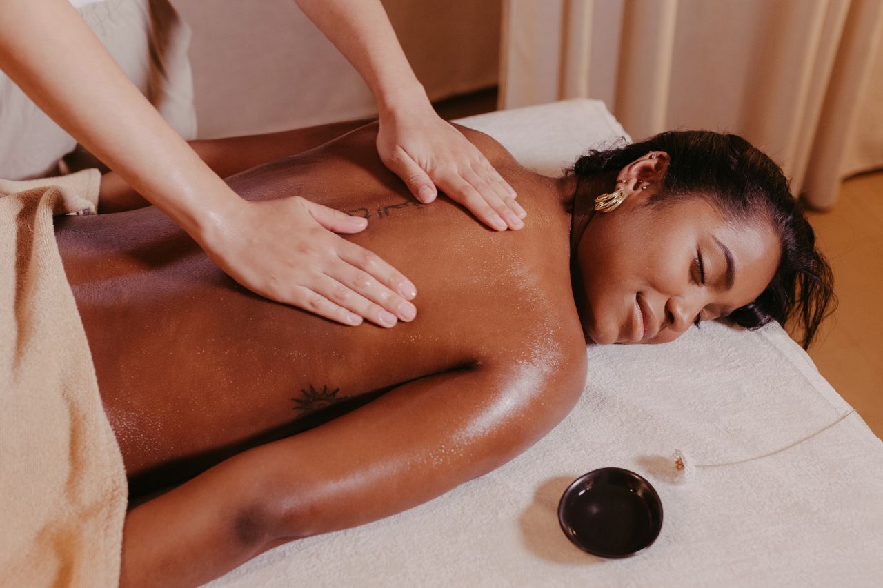 How does hot oil massage work?